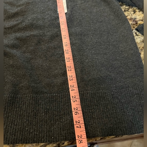 B7 NWT AVA & VIV SWEATER SIZE 2XL IN GRAY.  BUST 26.5”, LENGTH 28”. - Picture 8 of 13